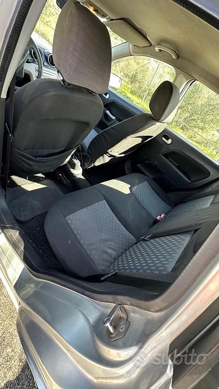 Usata Ford Fiesta 2005 Grigio Berlina