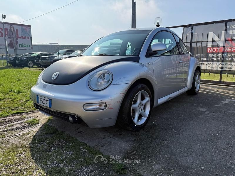Usata VW New Beetle 116 CV (85 kW) 2000 Argento Utilitaria