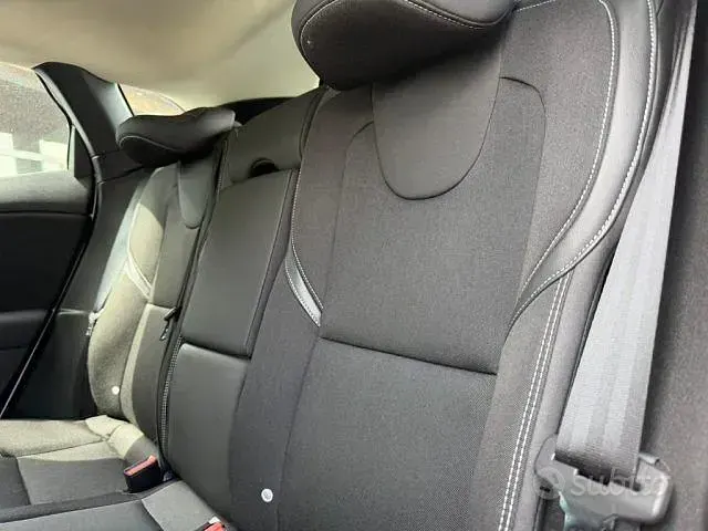 Usata Volvo V40 Momentum 120 CV (88 kW) 2018 Bianco Berlina