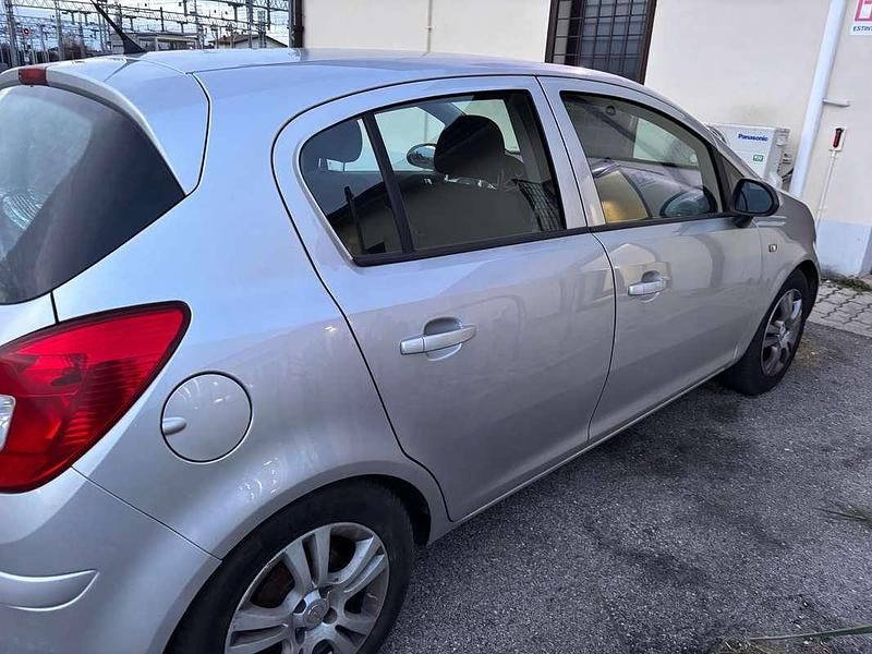 Usata Opel Corsa Cosmo 90 CV (66 kW) 2010 Argento Berlina