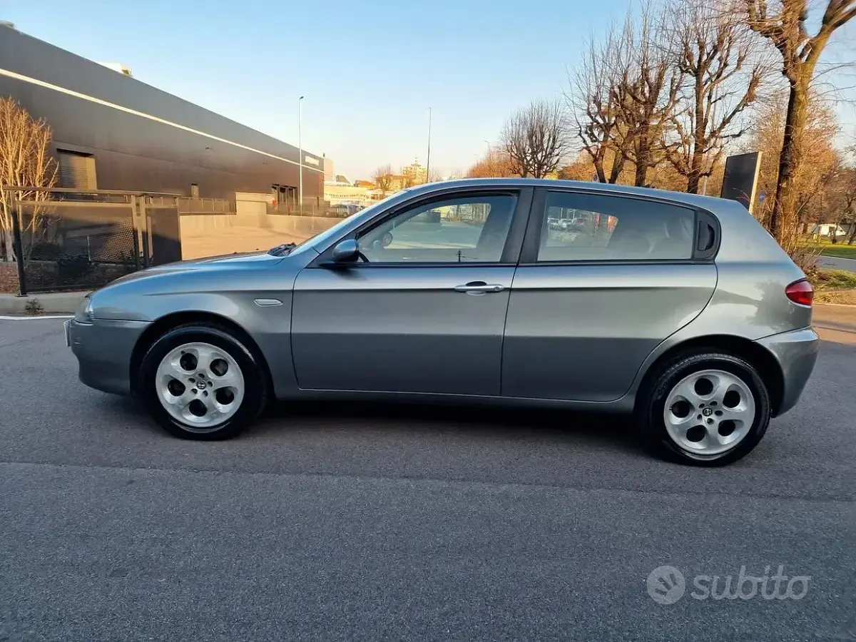 Begagnad Alfa Romeo 147 Exclusive 120 HK (88 kW) 2006 Grå Halvkombi
