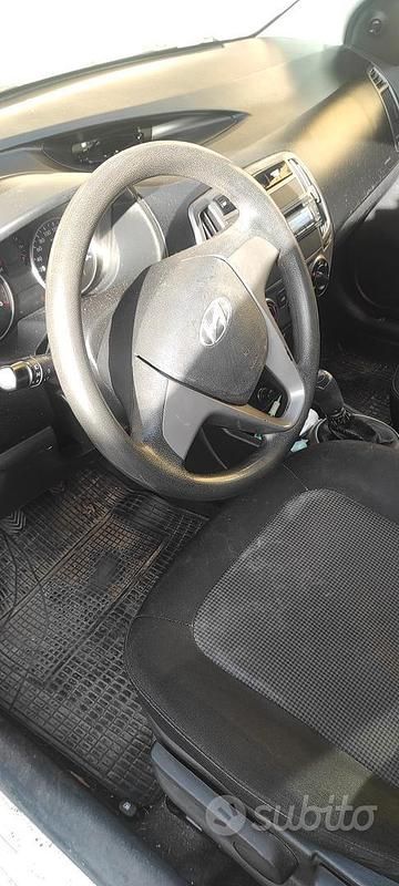 Usata Hyundai i20 75 CV (55 kW) 2012 Bianco Berlina