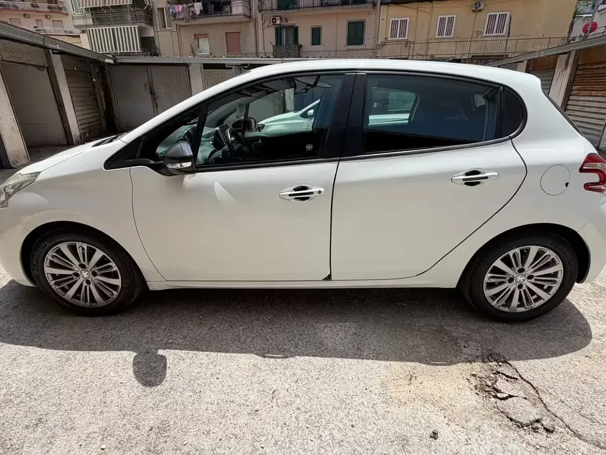 Usata Peugeot 208 95 CV (69 kW) 2014 Bianco Utilitaria
