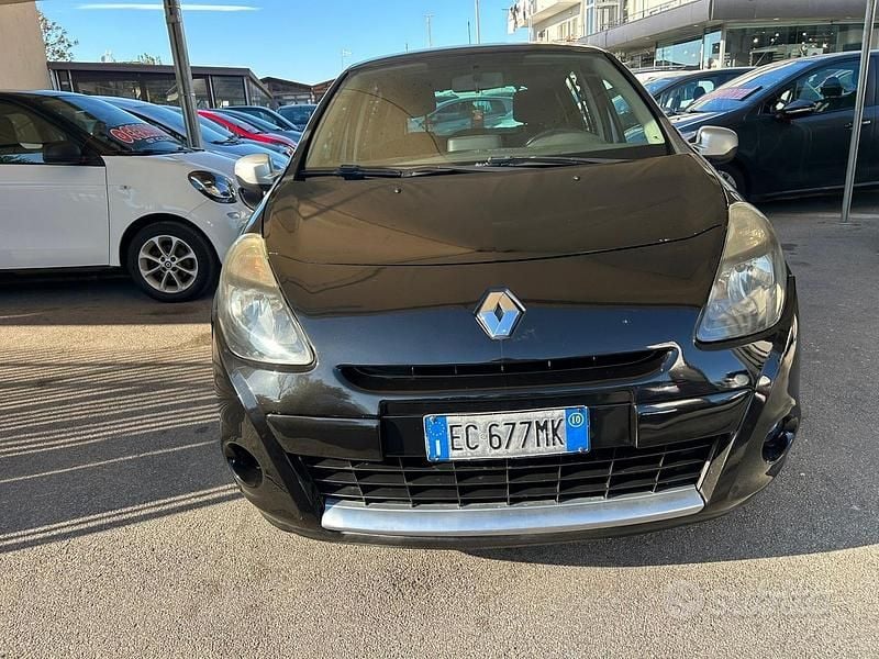 Begagnad Renault Clio II Dynamique 72 HK (52 kW) 2010 Svart Sedan