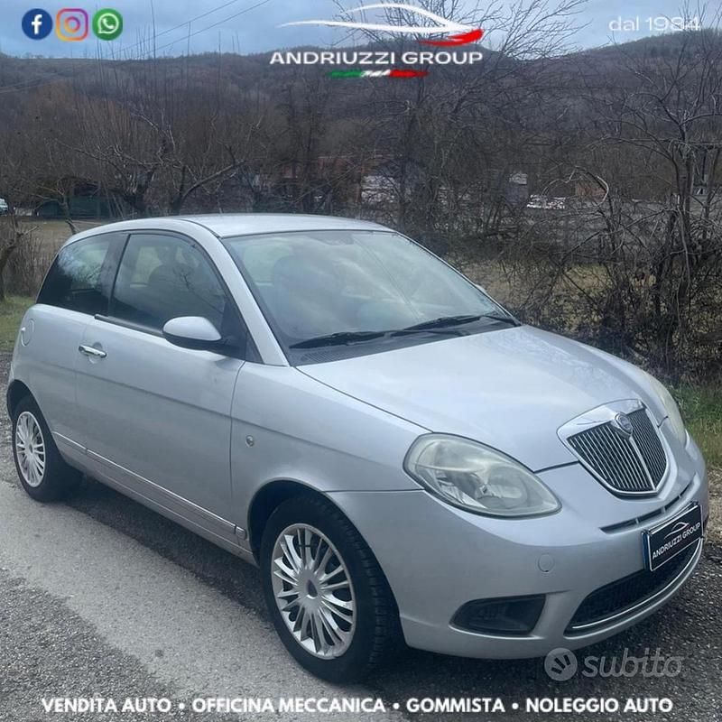 Usado Lancia Ypsilon 60 HP (44 kW) 2010 Cinzento Citadino