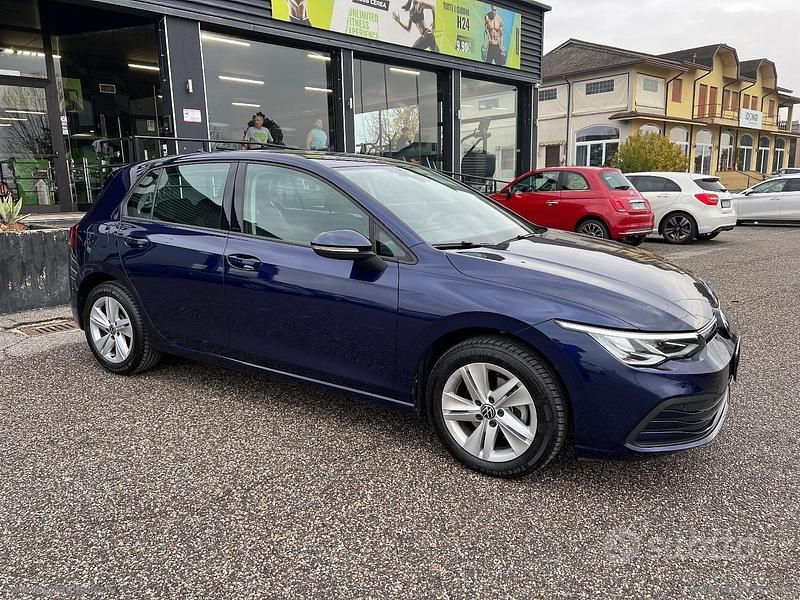 Usata VW Golf VIII Life 115 CV (84 kW) 2021 Blu Berlina