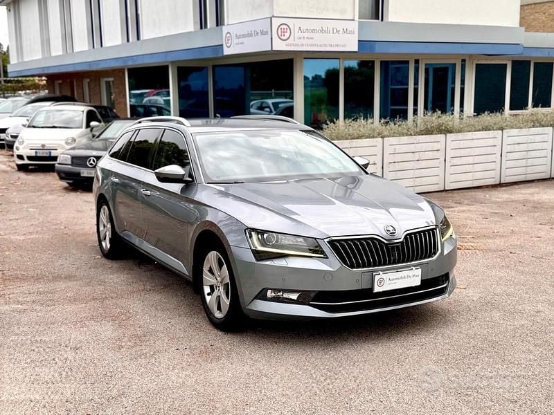 Grigio Usata 2017 Skoda Superb Executive Station wagon | 11.700 € (Buon prezzo) - Immagine 1/4