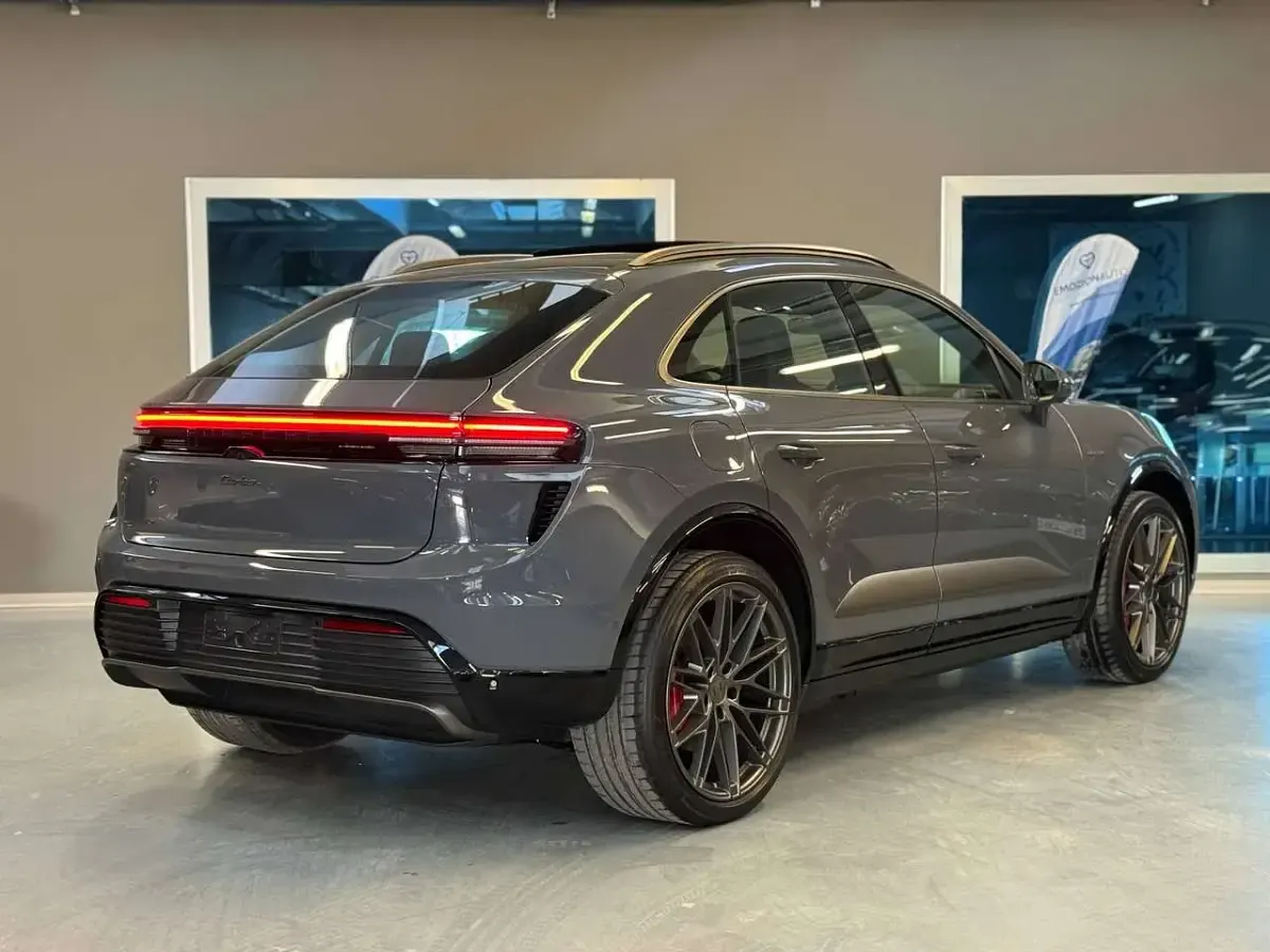 Usata Porsche Macan Turbo 469 kW (639 CV) 2025 Grigio ardesia neo SUV