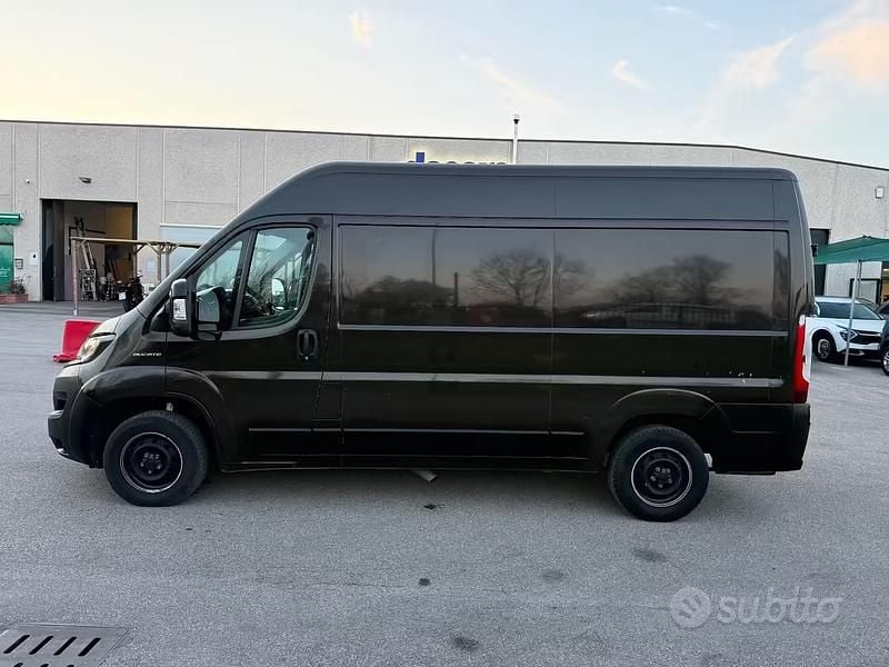 Usata Fiat Ducato 33 120 CV (88 kW) 2021 Marrone Furgone