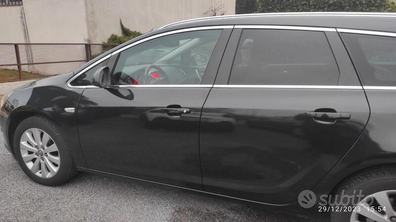 Usata Opel Astra 101 CV (74 kW) 2014 Nero Station wagon