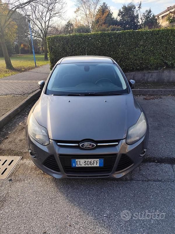 Grigio Usata 2012 Ford Focus Titanium Tre volumi | 4500 € (Ottimo prezzo) - Immagine 1/4