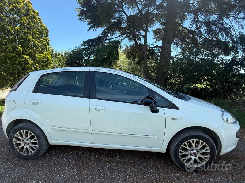 Usata Fiat Grande Punto 77 CV (56 kW) 2010 Bianco Utilitaria