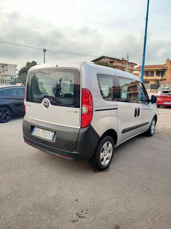 Usata Opel Combo 105 CV (77 kW) 2016 Grigio Monovolume