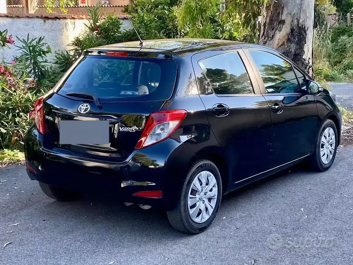 Usata Toyota Yaris 69 CV (50 kW) 2014 Nero Utilitaria