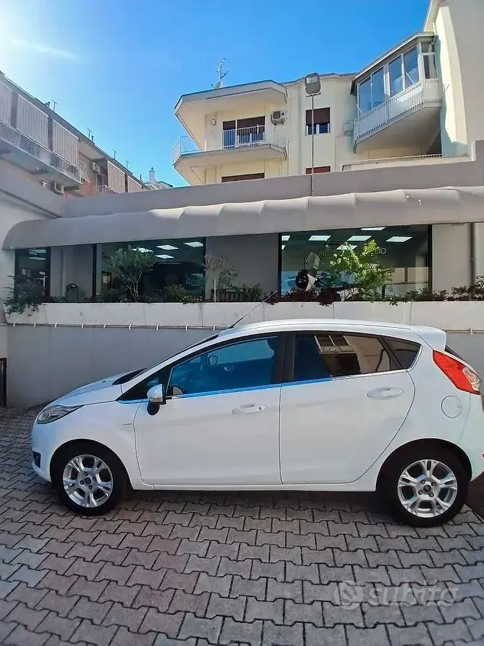 Usata Ford Fiesta 97 CV (71 kW) 2017 Bianco Utilitaria