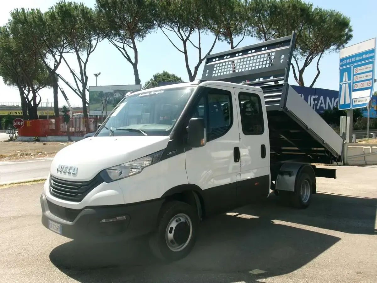 Usata Iveco Daily 136 CV (100 kW) 2023 Bianco Berlina