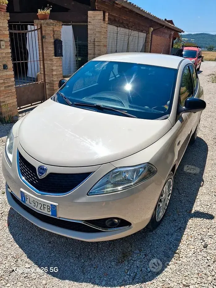 Usata Lancia Ypsilon Gold 69 CV (50 kW) 2017 Utilitaria