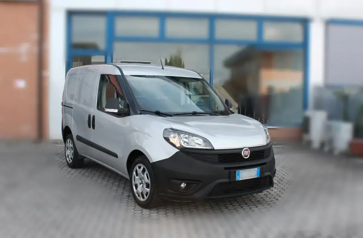 Usata Fiat Doblò Lounge 120 CV (88 kW) 2021 Argento Monovolume