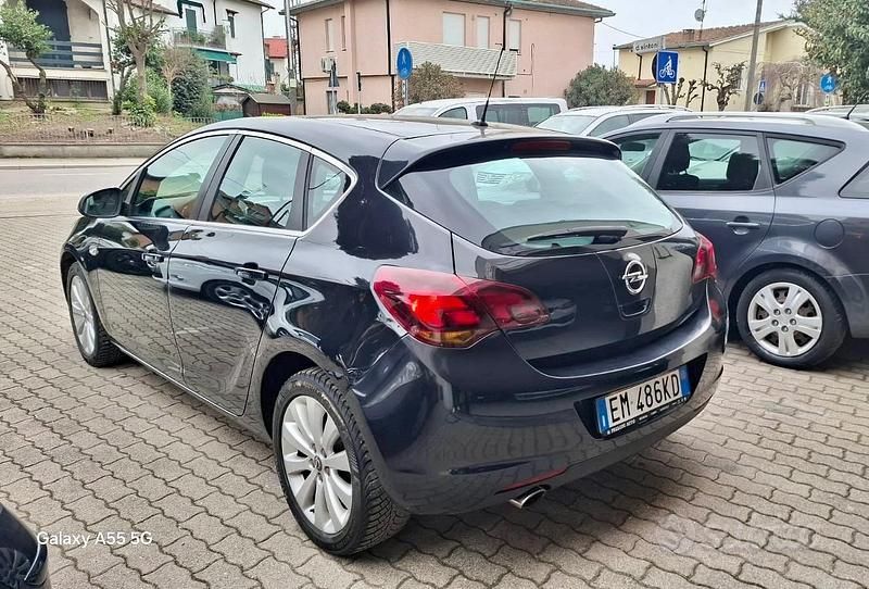Usata Opel Astra Cosmo 140 CV (102 kW) 2012 Nero Berlina