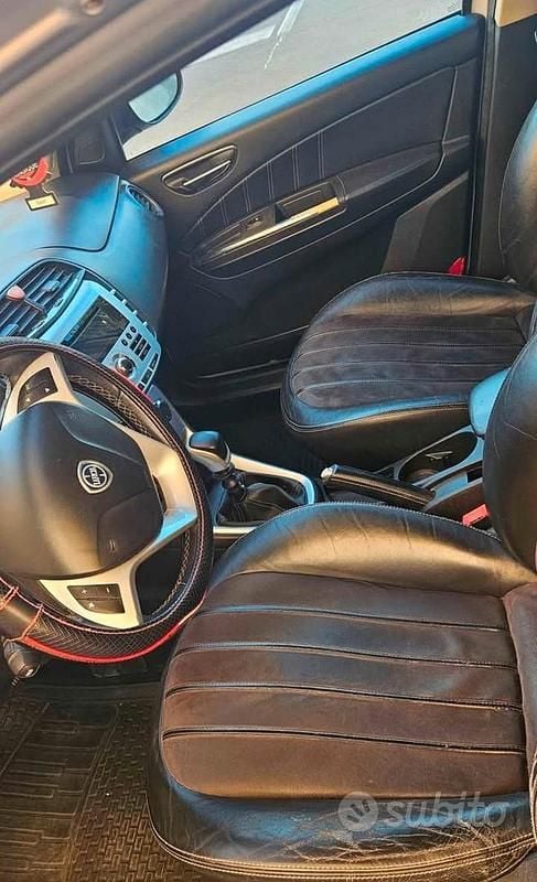 Usata Lancia Delta 120 CV (88 kW) 2010 Utilitaria