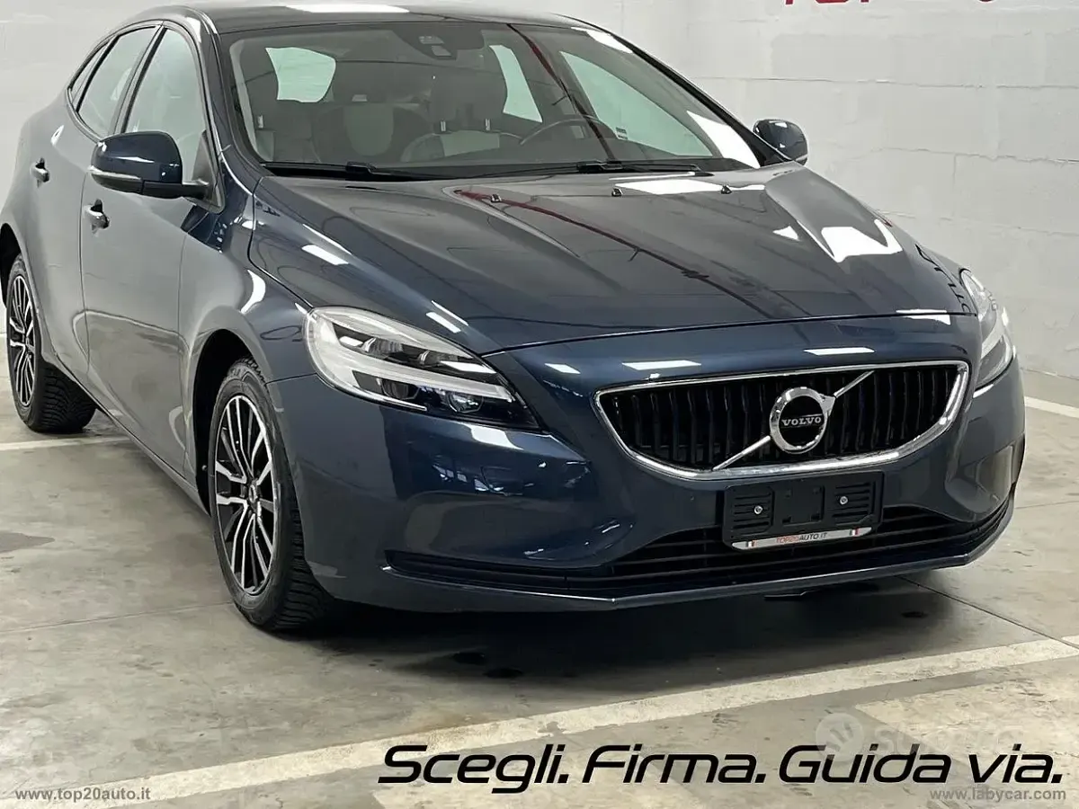 Usata Volvo V40 Momentum 120 CV (88 kW) 2016 Blu/azzurro Berlina