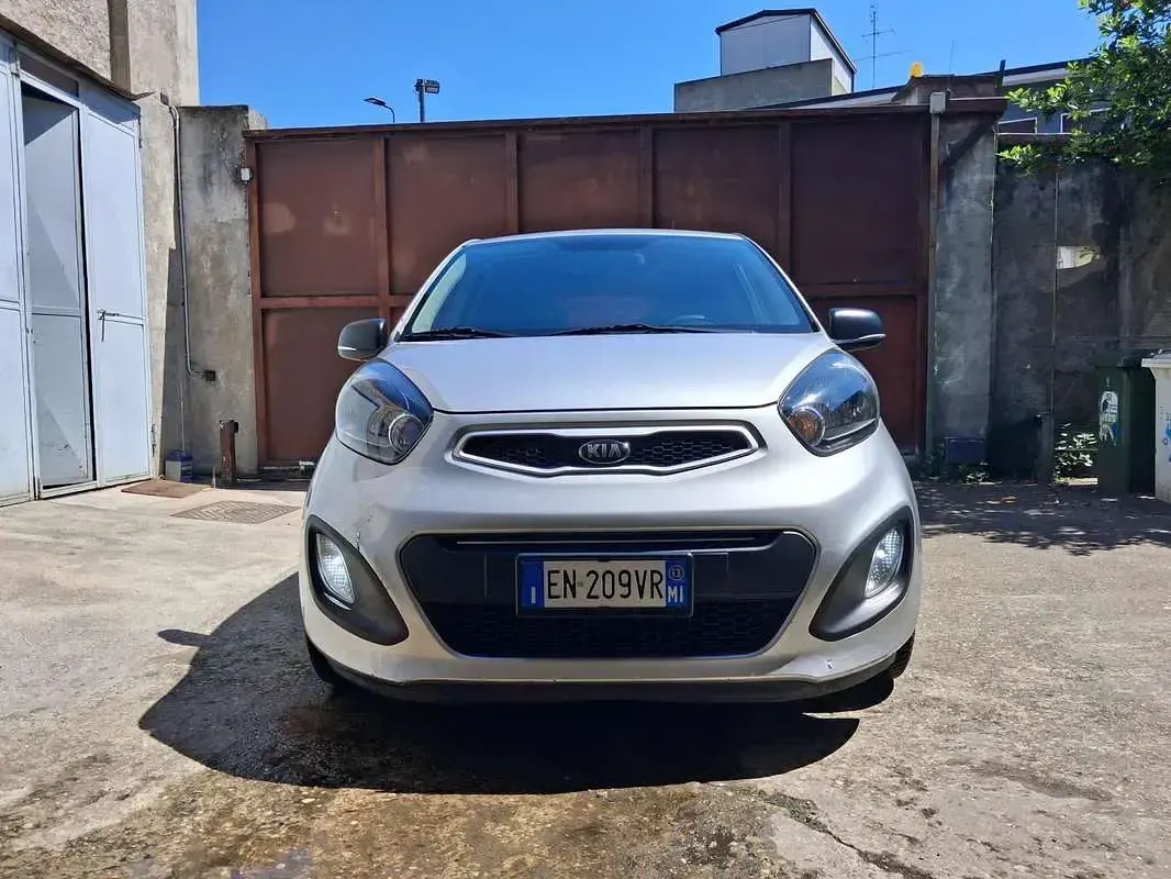 Begagnad Kia Picanto 69 HK (50 kW) 2013 Silver Halvkombi