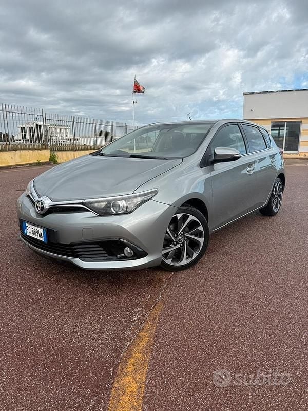 Usata Toyota Auris Lounge 90 CV (66 kW) 2016 Grigio Berlina