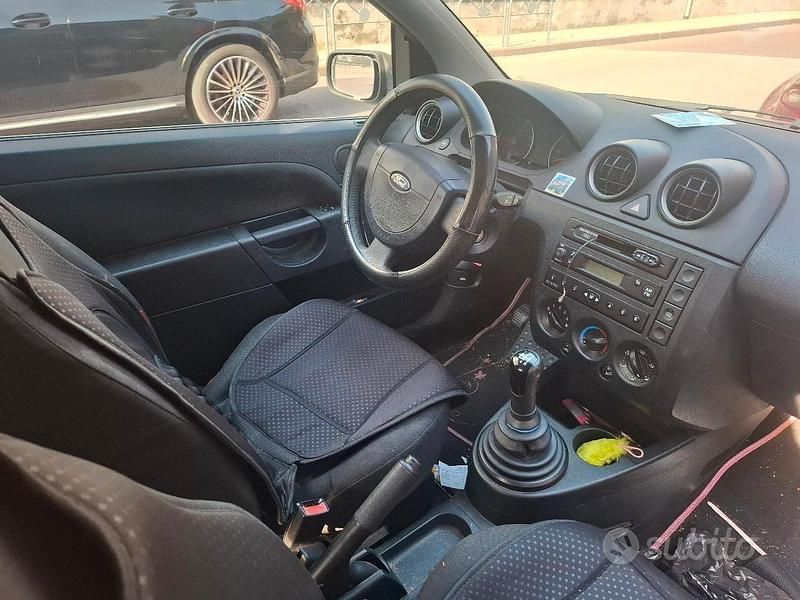 Usata Ford Fiesta 75 CV (55 kW) 2007 Blu Utilitaria