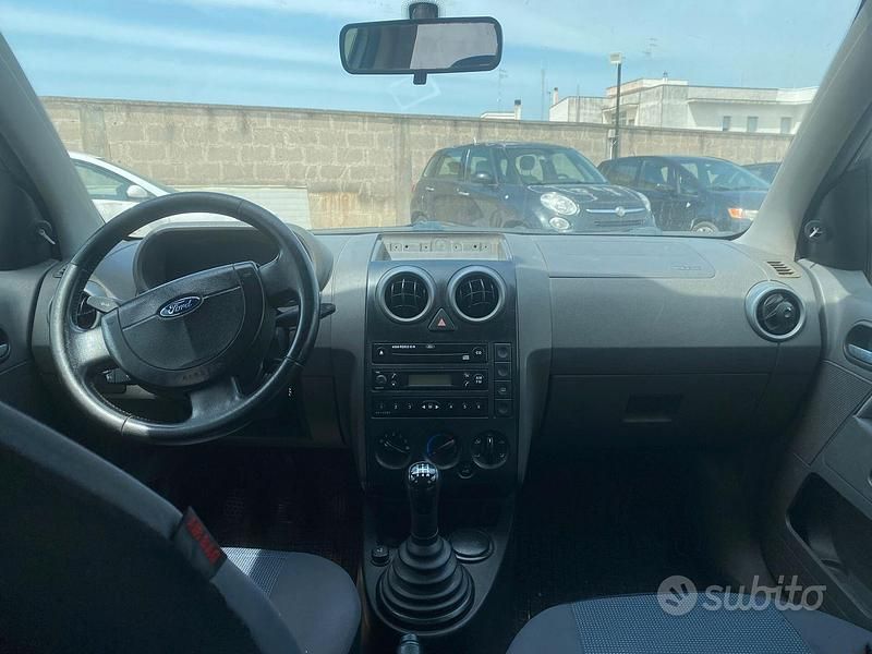 Usata Ford Fusion 68 CV (50 kW) 2002 Grigio Utilitaria