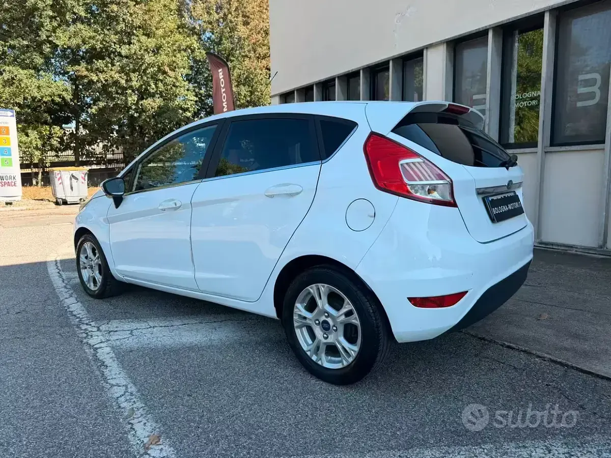 Usata Ford Fiesta 75 CV (55 kW) 2017 Bianco Utilitaria