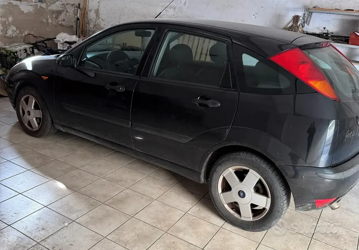 Usata Ford Focus Zetec 100 CV (73 kW) 2004 Nero Berlina