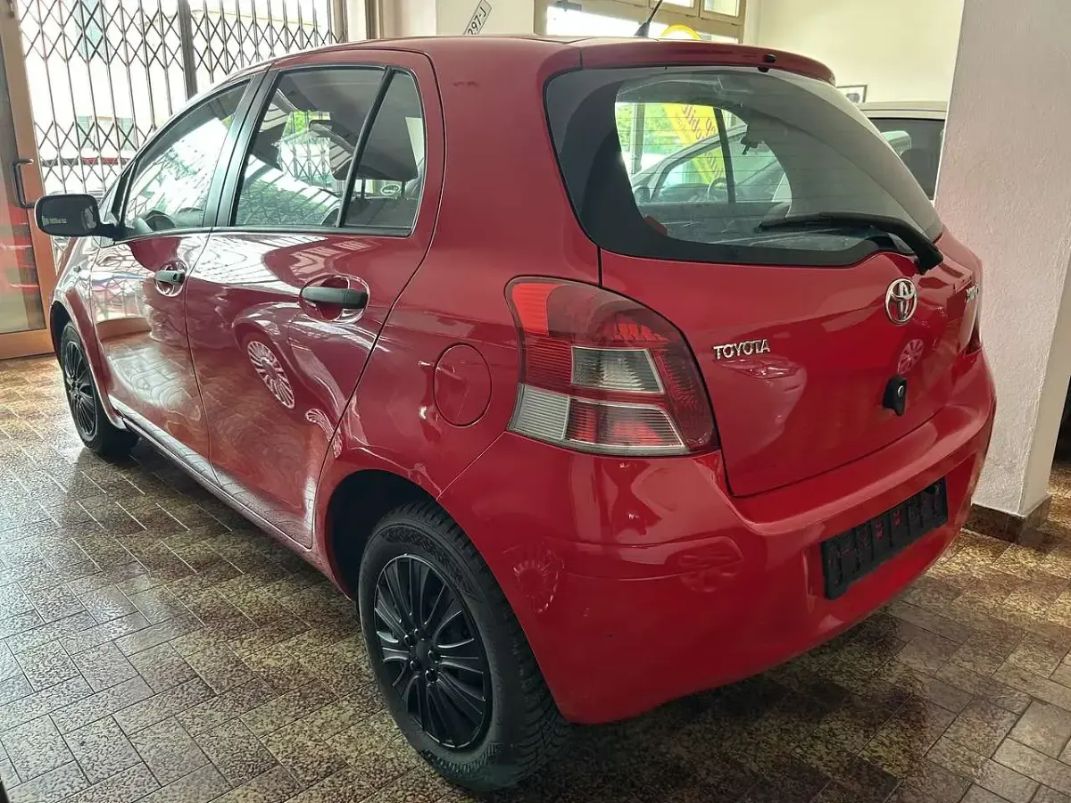 Usata Toyota Yaris Touch 69 CV (50 kW) 2011 Rosso Utilitaria