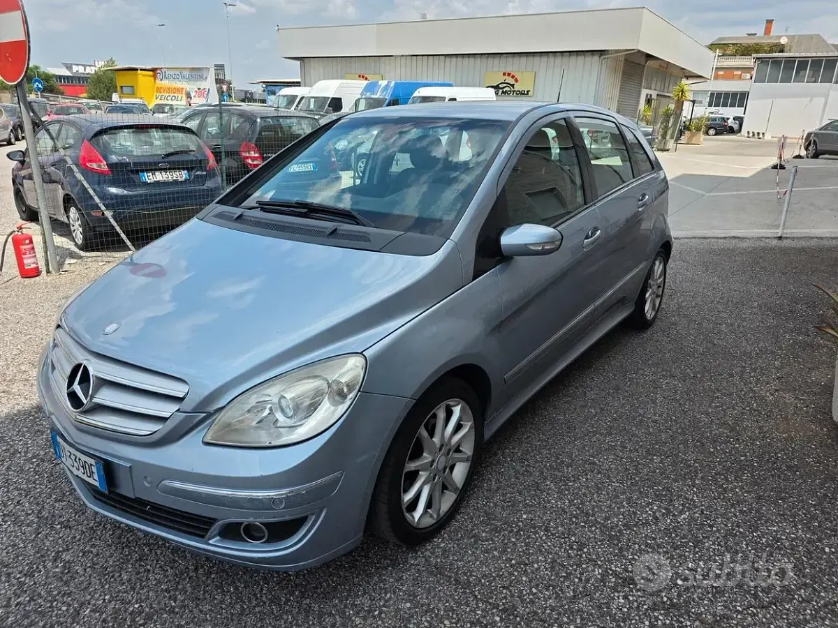 Usata Mercedes B200 Chrome 140 CV (102 kW) 2010 Argento Monovolume