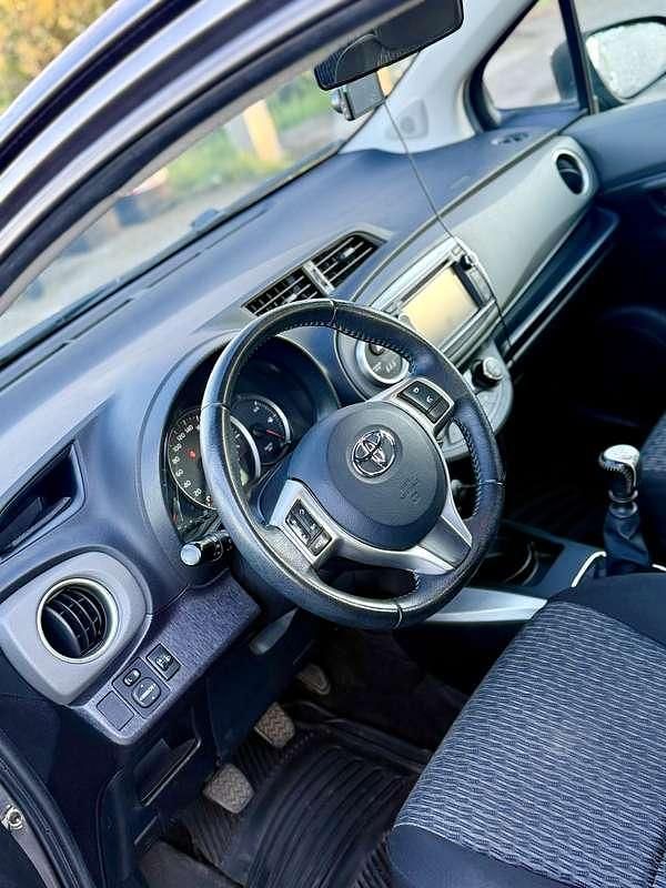 Usata Toyota Yaris 75 CV (55 kW) 2013 Grigio Utilitaria