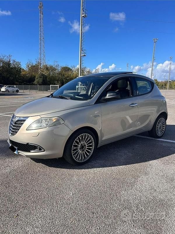 Grigio Usata 2011 Lancia Ypsilon Due volumi | 4999 € (Buon prezzo) - Immagine 1/4