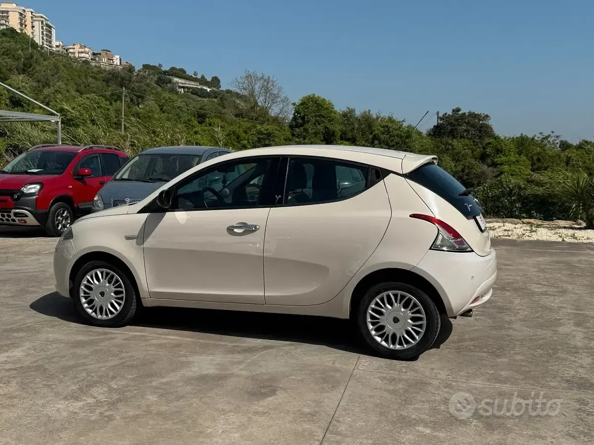 Usata Lancia Ypsilon Silver 95 CV (69 kW) 2017 Beige Utilitaria