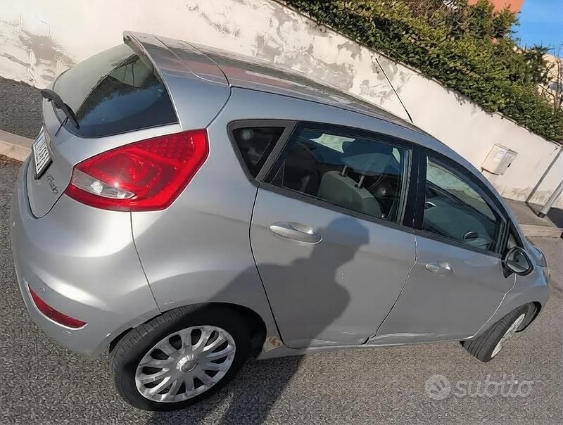 Begagnad Ford Fiesta 96 HK (70 kW) 2010 Grå Halvkombi