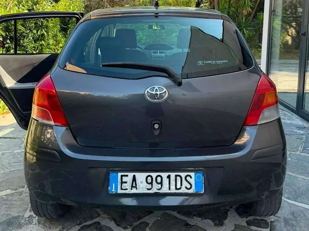 Usata Toyota Yaris 90 CV (66 kW) 2003 Grigio Berlina