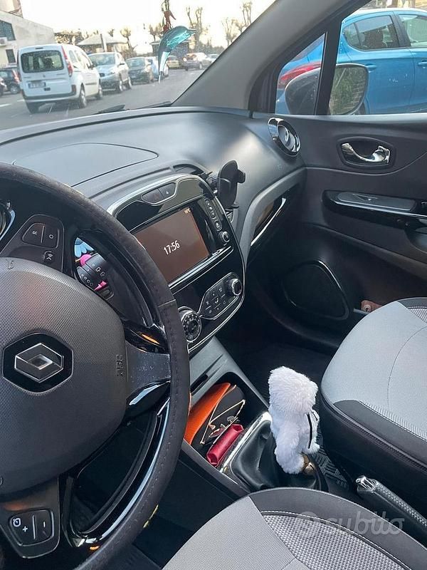 Usata Renault Captur 110 CV (80 kW) 2016 Grigio SUV