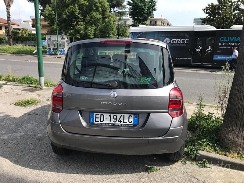 Usata Renault Modus 75 CV (55 kW) 2011 Grigio Monovolume