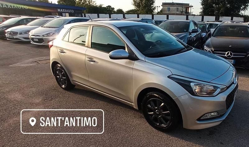 Argento Usata 2018 Hyundai i20 Tre volumi | 8500 € (Buon prezzo) - Immagine 1/4
