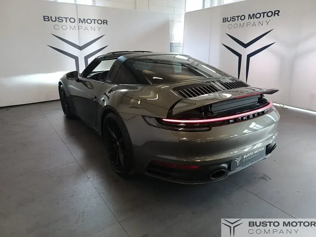 Usata Porsche 992 385 CV (283 kW) 2021 Verde / metallizzato Cabrio
