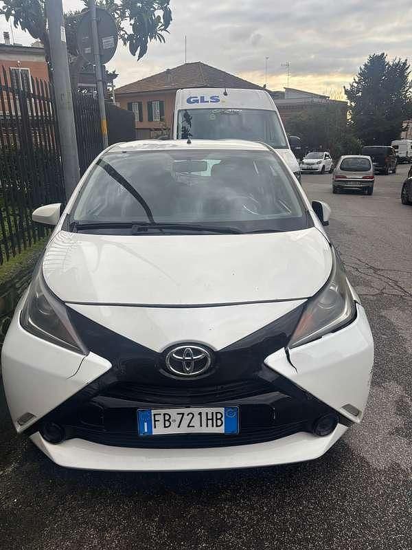 Usata Toyota Aygo X-play 69 CV (50 kW) 2015 Bianco Utilitaria