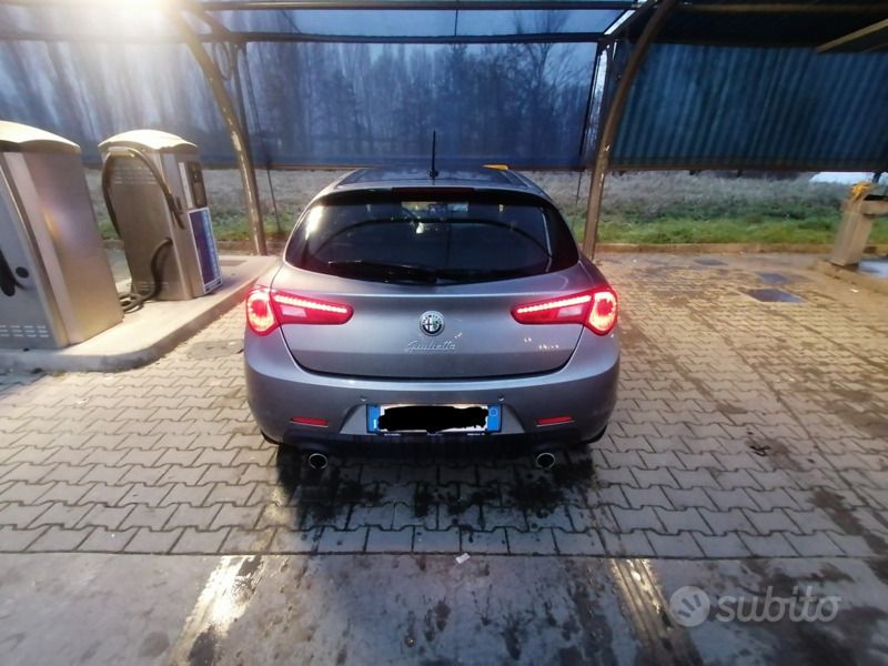Grigio Usata 2013 Alfa Romeo Giulietta Exclusive Due volumi | 8500 € (Buon prezzo) - Immagine 1/4