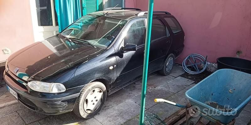 Usado Fiat Palio Weekend 60 HP (44 kW) 2001 Preto Carrinha