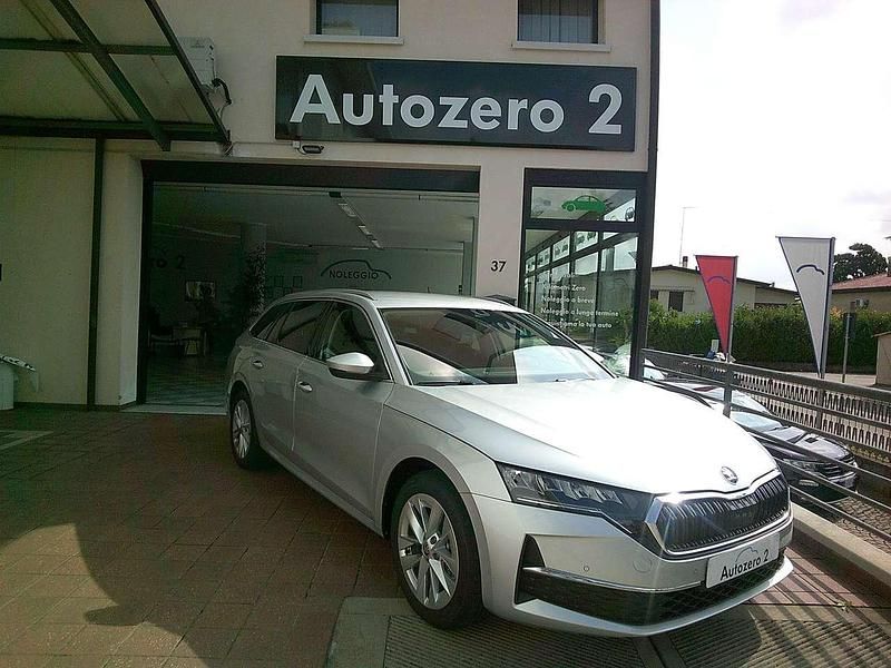 Argento Usata 2024 Skoda Octavia Executive Station wagon | 31.000 € (Cara) - Immagine 1/4