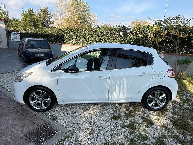 Usata Peugeot 208 Allure 92 CV (67 kW) 2014 Bianco Utilitaria