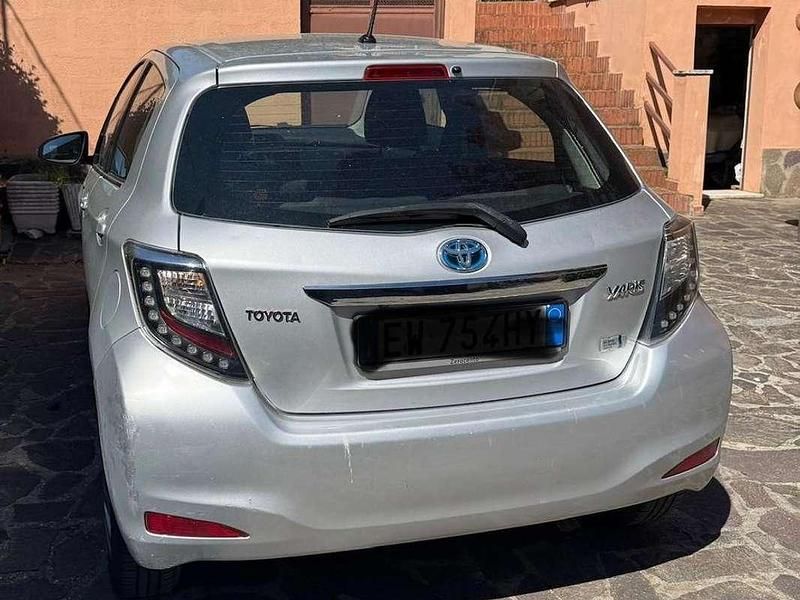 Usata Toyota Yaris Hybrid Lounge+ 75 CV (55 kW) 2014 Argento Berlina