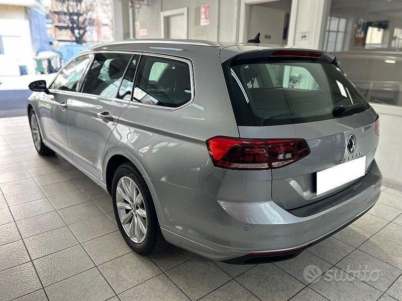Usata VW Passat Business 150 CV (110 kW) 2022 Grigio metallizzato Station wagon