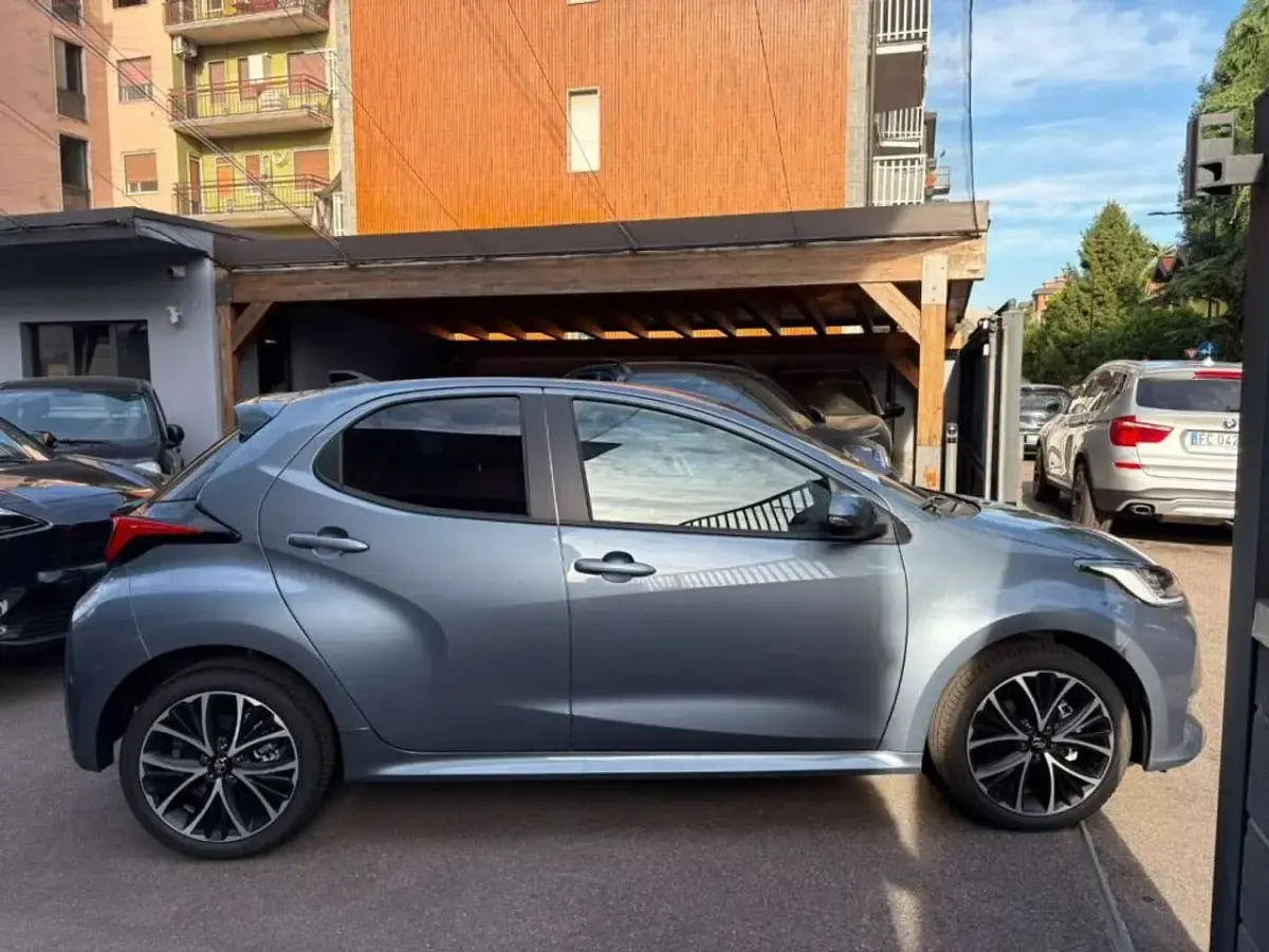 Nuova Toyota Yaris Hybrid 92 CV (67 kW) 2026 Grigio scuro Berlina